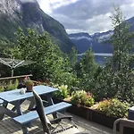 Iris Vedal Campingplads Nauste