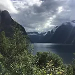 Iris Vedal 营地 *